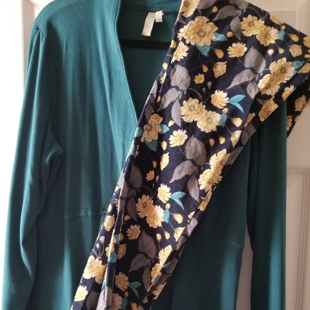 Perfect for fall 🍁 Floral print cord leggings